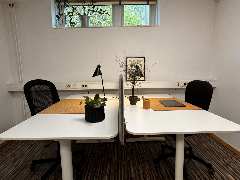 Ett kontor med två skrivbord.