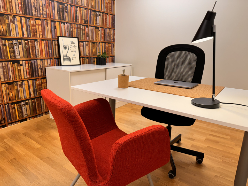 Kontor med en röd fotölj.