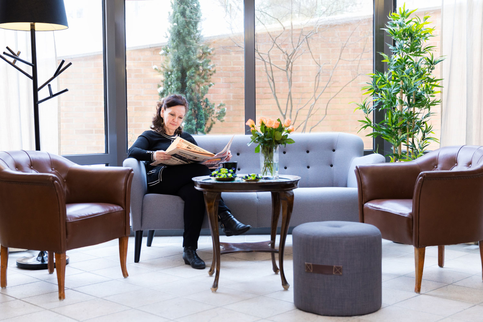 Ann läser i entrén.